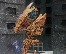 A mutation of the horde, although relatively common. Appears to have a completely disproportionated brain. A unknown mecanism allows it to produce heavy sonic attacks that produce resonance with human skulls. He can also use strong airborne hormones to confuse humans, resulting in friendly fire incidents. Ophiophagus Rex represented by a Games Workshop figure, the Zoanthrope.